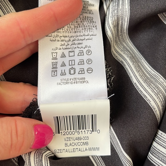 BCBG BLACK and white TOP - Picture 8 of 9